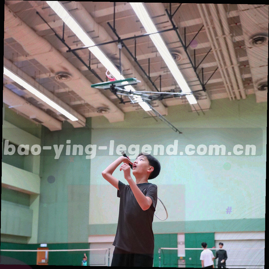 由细线构成的方形网格，若干格内嵌有短横线代表条目，边缘带冷色光晕